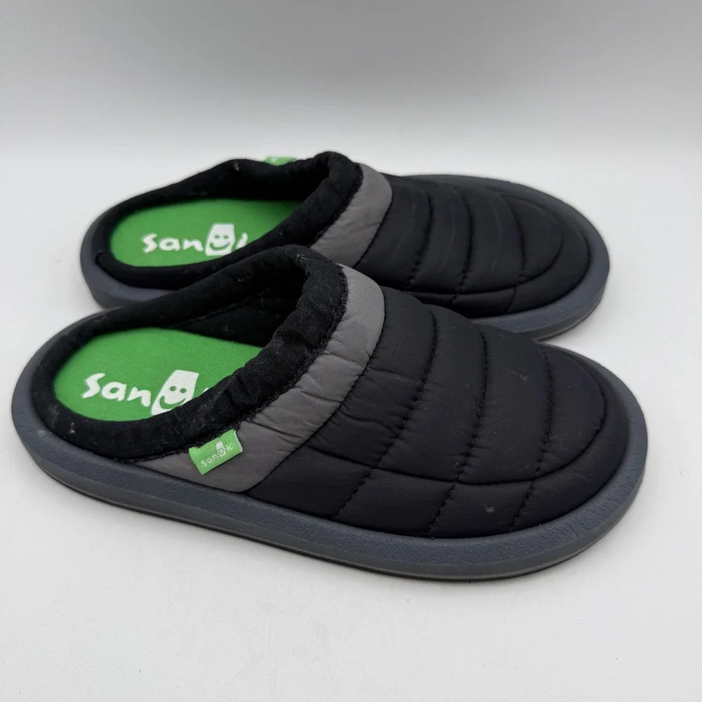 Sanuk Puff N Chill Slippers Youth 2 Black Grey Quilted Puffer Mule Bedroom Shoes